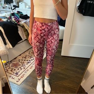 K-DEER athletic leggings in pink snake print